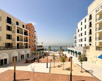 HiGuests - Stylish Waterfront Retreat With Balcony in La Mer - Dubai - Byggnad