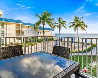 Cayman Reef Resort #42 - 7 Mile Beach - George Town - Balcón