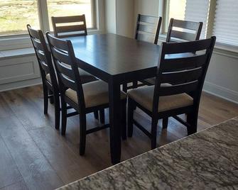 Located on 3rd hole of RB Golf course. Nice quiet area. Fully furnished. - Bridgeport - Dining room