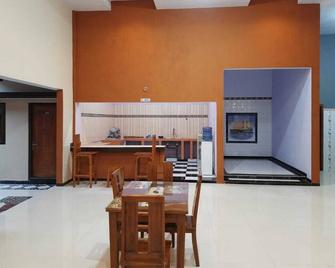 999 Khs 2 Homestay - Banyuwangi - Salon