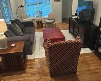 Large Lakefront Home w Private Dock & picturesque Mountain Views on Jewel Lake! - Greenwood - Living room