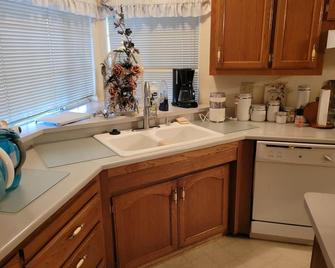 3-bedroom mobile home in charming Porterville with WiFi, AC - Porterville - Cocina