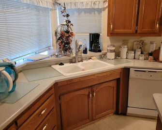 3-bedroom mobile home in charming Porterville with WiFi, AC - Porterville - Cocina