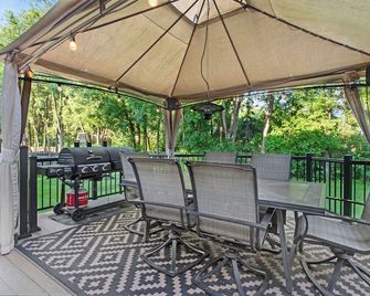 Jenkins Retreat-5BR/hot tub/theater, near TPC & National Sports Center - Blaine - Patio