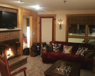 Sugarloaf Mountain Condo with Indoor Pool, Shuttle and Direct Trail Access! - Carrabassett Valley - Living room