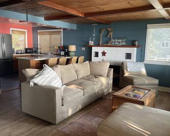 Wamplers year-round family lakefront private sandy beach beautiful sunsets - Brooklyn - Sala de estar