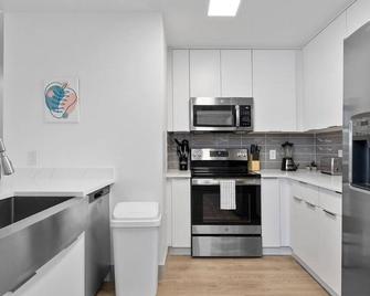 Stylish 4 Bed - 2 Mins to Stadium - Free Parking - Gym - Views - Charlotte - Cocina