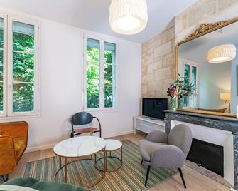Magnifique Appartement Climatise - Proche Garonne - Bordeaux - Living room