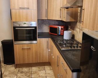 Spacious 3BR Haven in Tilbury with Free Parking - Thurrock - Küche