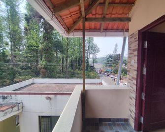 Golden Lake View Resorts - Yercaud - Балкон