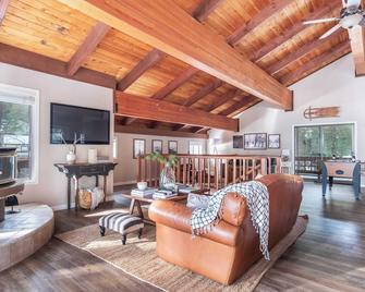 Tarly by Avantstay 5mins To Diamond Peak Skiing w/ Hot Tub in Incline Village - Incline Village - Living room