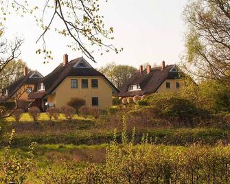Light-flooded thatched roof house - holiday thatched roof house, 3 bedrooms, fireplace, internet radio, garden, WiFi - Puddemin  - Edificio