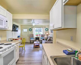 Winchester Bay Apt Near Dunes and State Parks! - Reedsport - Kitchen