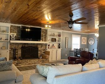 Cozy Cottage near the lake (Big Lake, LA) - Lake Charles - Living room