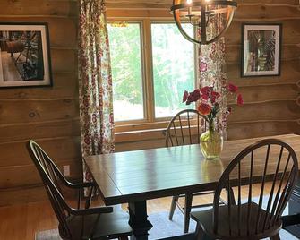 Tranquil Manitoulin Cabin is peaceful and private, surrounded by forest. - Gore Bay - Dining room