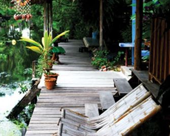 Baan Suanaomsuk - Pak Tho - Patio