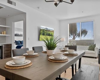 Family-Friendly Pool & Game Room - סן דייגו - חדר אוכל