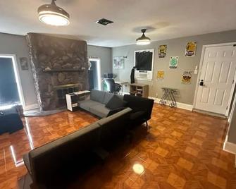 Cozy private suit inside a home in awesome Kenner with AC, WiFi - Kenner - Sala de estar
