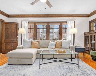 Modern Craftsman - East Harriet - 3 min to Lakes - 明尼阿波利斯 - 客廳