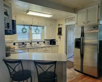 Clean and cozy 3 bdrm one bath home in the heart of Rupert. - Rupert - Kitchen