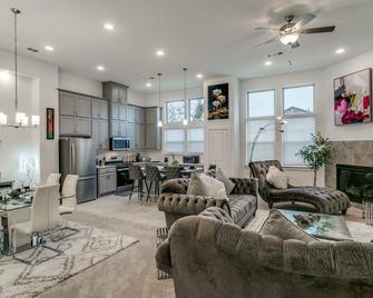 Home away from home - Lewisville - Living room