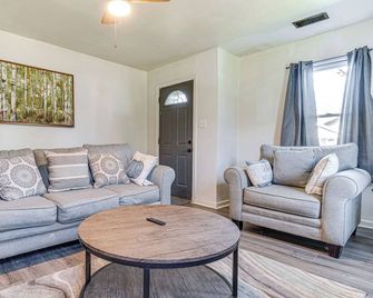 Cozy 2-bedroom bungalow with WiFi and AC in delightful Muncie - Muncie - Wohnzimmer