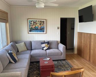 Charming Cabin with Sandy and Shallow Shore, Perfect for Family Fun - Detroit Lakes - Huiskamer