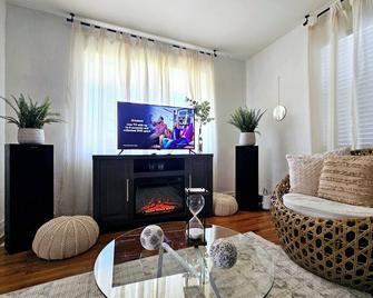 Charming 2-bedroom house with WiFi, AC in marvelous Jonesville - Jonesville - Wohnzimmer