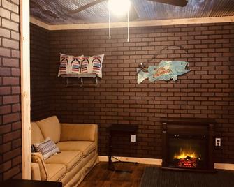 Pet Friendly Fishermans Cabin 2 Miles From The Water - Guntersville - Living room