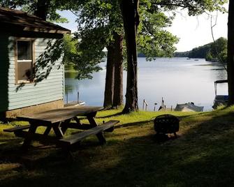 #3 is a quaint, affordable cabin on the shores of Birch Lk, 1 Boat Slip Included - Birchwood - Patio
