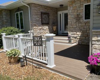 Executive Lakefront Home 30 Minutes From Madison! - Fort Atkinson - Patio