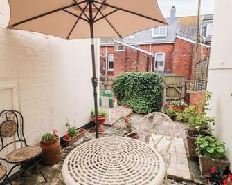 FLAT 1, pet friendly, country holiday cottage in Teignmouth - Teignmouth - Patio