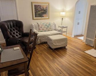 Cozy Loft Three Blocks From Hospital and Downtown - Cheyenne - Living room