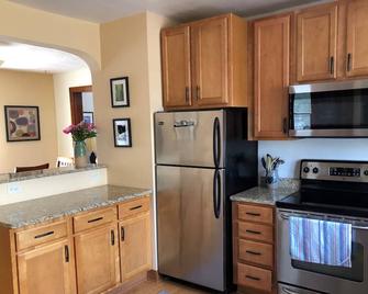 Sunny 4 bedroom home in Ironwood, MI, Sleeps 6 - Ironwood - Kitchen