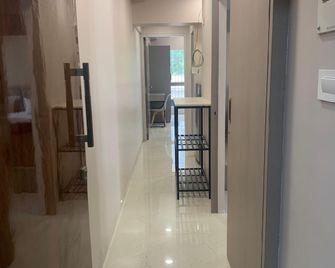 Downtown 2 Bed Apt, Mahalakshmi, 201 - Mumbai - Flur