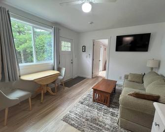 Brand new build- 1-bedroom cottage on main channel with WiFi - Ogdensburg - Living room