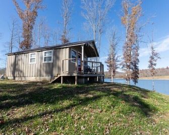 Holpps Pine Ridge Lake tiny house B - Monterey - Building