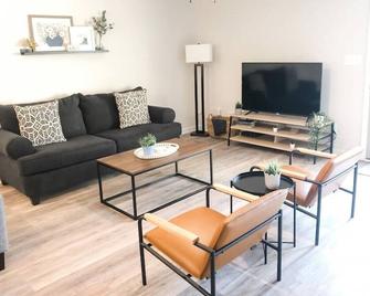 Downtown Cary Newly Renovated Townhome - Cary - Living room