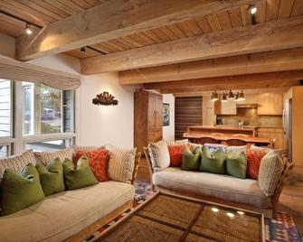 Cottonwoods Unit 1C, Downtown Condo with Upgraded Kitchen & Bathrooms - Aspen - Wohnzimmer