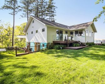 Private Beachfront on Silver Lake: Amazing Views, Pontoon Boat, Kayaks - Mears - Edificio