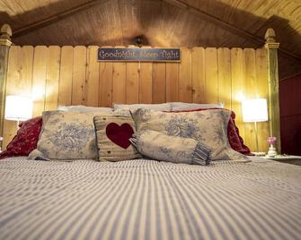 Barn Loft Suite with Jacuzzi Bath on Private Pond at Country Charm B&B - Breaux Bridge - Habitación
