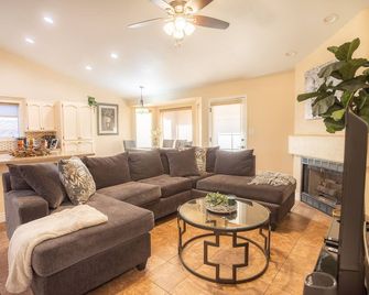 Game Room/ Pool Cozy Home in Yuma - Yuma - Living room