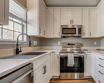 Stroll to Town: Quiet Holly Springs Home w/ Yard! - Holly Springs - Cocina