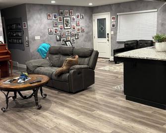 Charming 1 bedroom house in Layton with AC, WiFi - Layton - Living room
