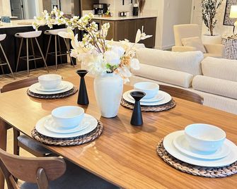 Luxurious 2br/2ba Modern Getaway in Bakersfield - Bakersfield - Dining room