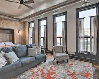Downtown Cherokee Iowa Vacation Rental - Cherokee - Living room