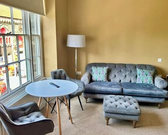 The Lion Hotel - Builth Wells - Living room
