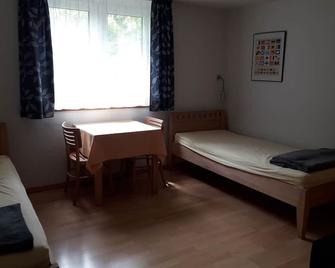 Haus Sonnenacker in a great location (2 rooms, kitchen, hallway, bathroom) - Düsseldorf - Chambre