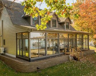 Great Swimming Beach, Amazing 3 Season Porch, Water Toys, Very Nice Home - Onamia - Edificio