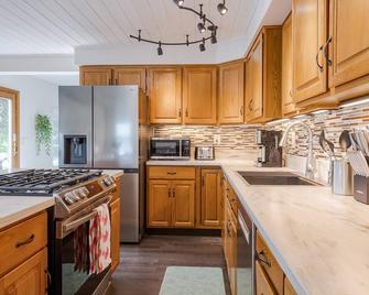 Mallards Landing is a Charming WANETA LAKE cottage with hot tub & amazing views - Dundee - Cocina
